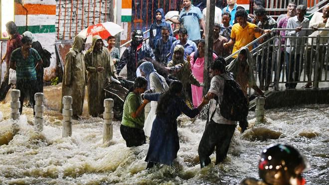 Heavy Rain Triggers Waterlogging, Traffic Chaos in Hyderabad; CM Revanth Reddy Orders Alert 1 Heavy Rain Triggers Waterlogging, Traffic Chaos in Hyderabad