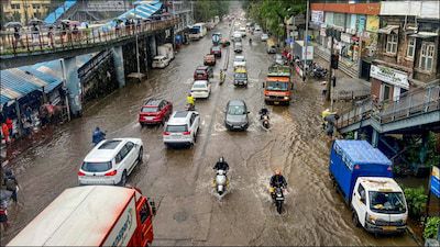 Heavy Rainfall in Mumbai! IMD Sounds Red Alert for 4 Districts, Travel Advisory Issued 1 Mumbai Rains Today: IMD Red Alert for Sunday in 4 Districts