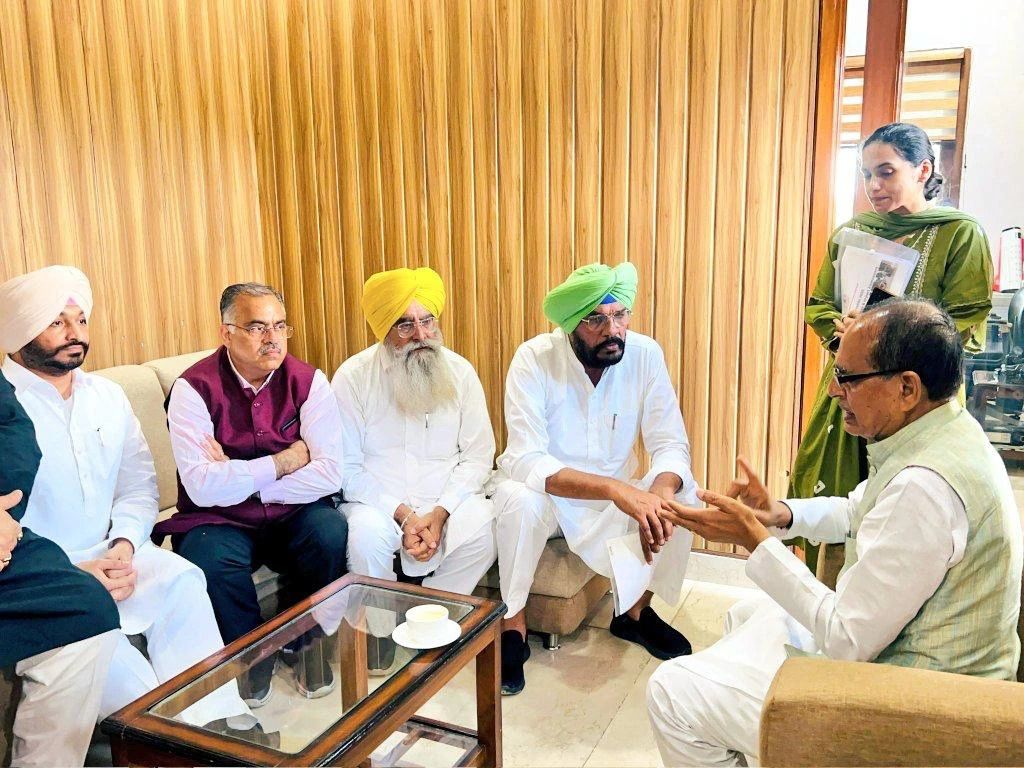 Punjab Floods:Union Agricultural Minister Shivraj Singh Chauhan Visits Flood Hit Punjab, Assures Relief Support 1 Shivraj Singh Chauhan Visits Punjab Floods