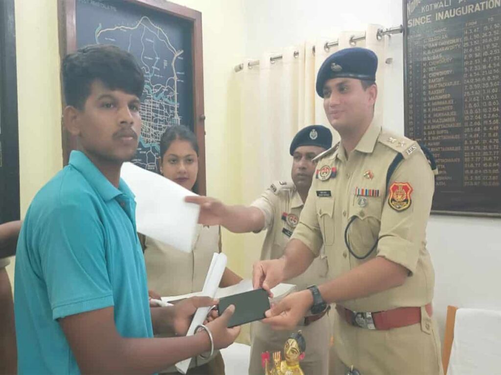 West Agartala Police Recover 30 Stolen Phones, Hand Them Over to Owners 1 West Agartala Police recovered 30 stolen mobile phones using the Central IMEI Register system and handed them back to owners, boosting public confidence.