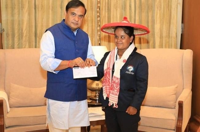 Assam CM Awards Rs 10 Lakh & Govt Job to Blind Cricket Star Simu Das 1 Assam CM Awards Rs 10 Lakh & Govt Job to Blind Cricket Star Simu Das
