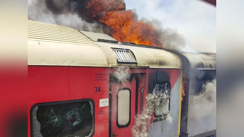 Fire on Tatanagar-Ernakulam Express: 1 Killed, Over 150 Escape Death Near Vizag