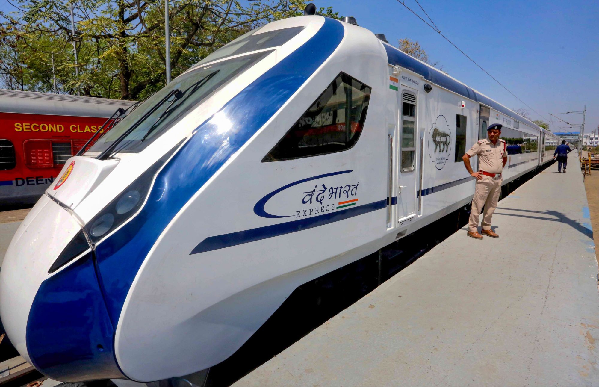 Train Fast Track Govt Plans Regional Cuisine on Vande Bharat Trains: Local Flavours on ...