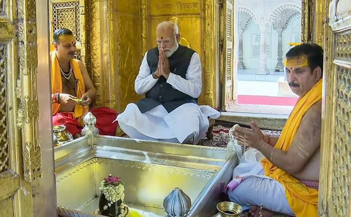 Narendra Modi Offers Prayers at Kashi Vishwanath Temple: Set to Launch Rs 36,230 Cr Expressway